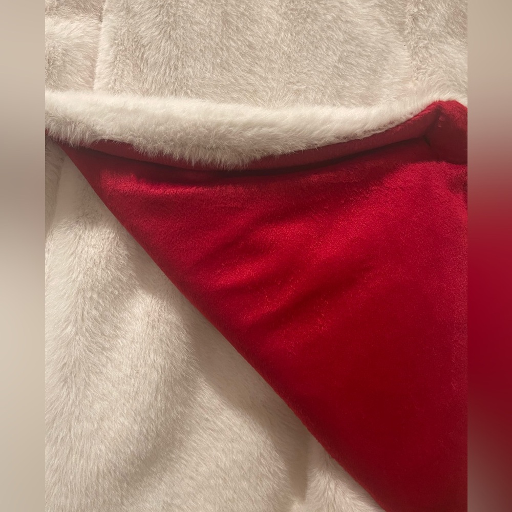 In time for❤️ Luxurious faux fur throw (red & off white)